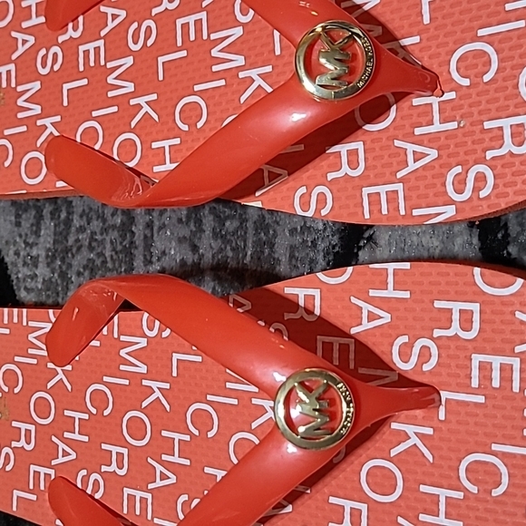 MICHAEL MICHAEL KORS METAL LOGO FLIP FLOPS SANDALS - Picture 3 of 9